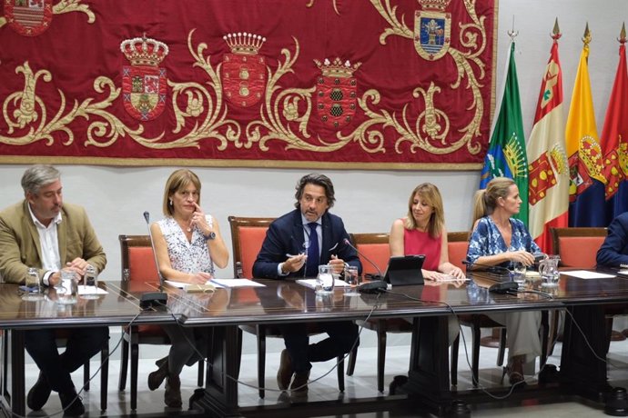Mesa de la Comisión de Reglamento del Parlamento de Canarias