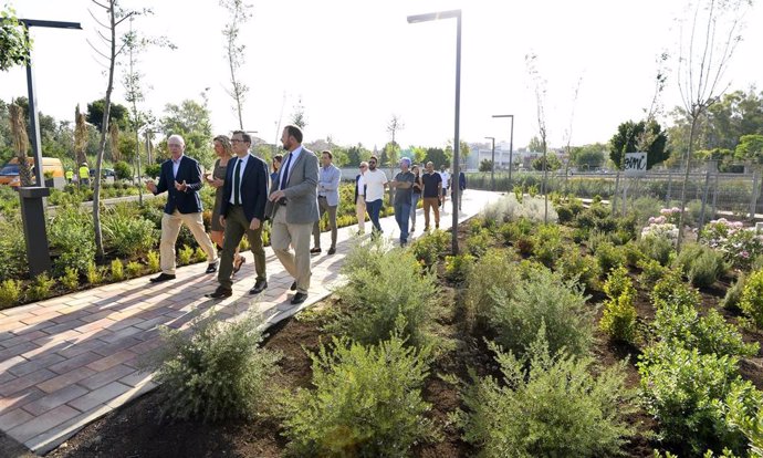 Alcalde y varios concejales en la inauguración d ela primera fase del paseo fluvial  'Murcia Río'