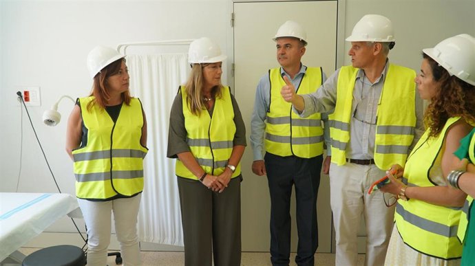 La presidenta del Govern, Francina Armengol, junto a las conselleras Patricia Gómez y Pilar Costa durante una visita a las obras de reconversión de Can Misses