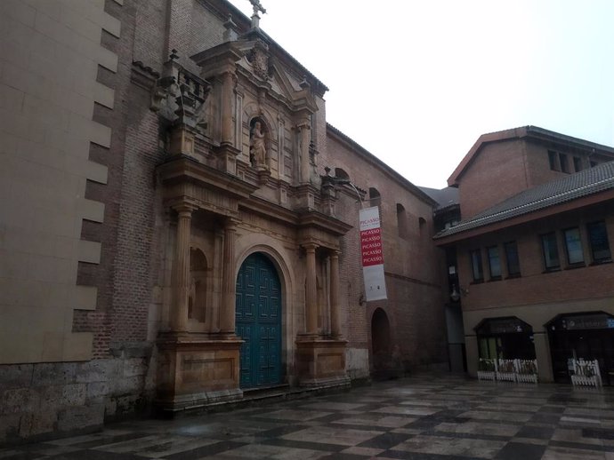 Lluvia en las inmediaciones de la sala de exposiciones del Museo de la Pasión en Valladolid.