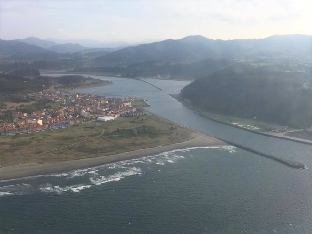Desembocadura del río Nalón entre San Juan de la Arena y San Esteban de Pravia