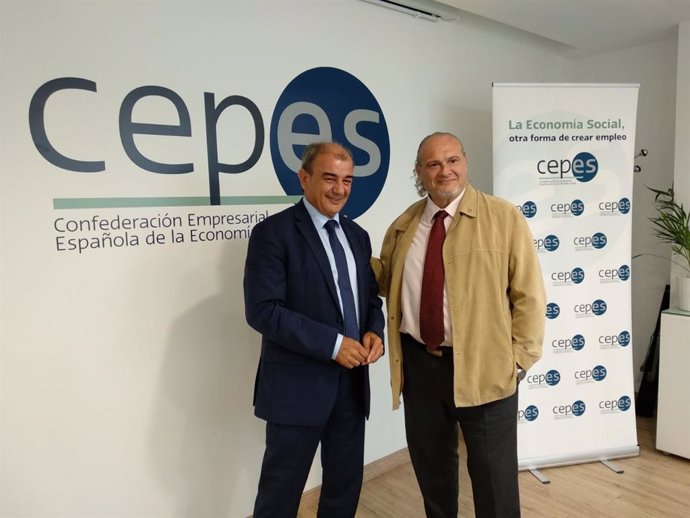 El vicepresidente de Fiare Banca Etica, Peru Sasia, y el presidente de CEPES, Juan Antonio Pedreño durante la firma del acuerdo.