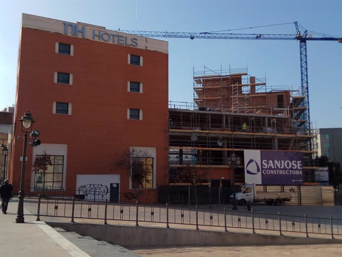 Ampliación NH Málaga hotel obras grúa