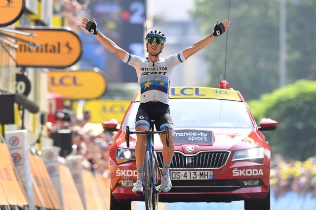 El ciclista italiano Matteo Trentin (Mitchelton-Scott) celebra su triunfo en la etapa 17 del Tour de 2019