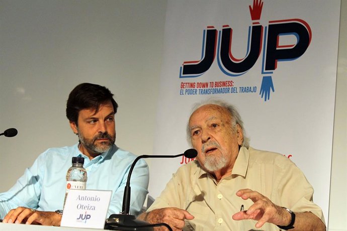 El pintor Antonio Oteiza durante la presentación de su serie pictórica 'Anunciación' este miércoles en el Museo Diocesano de Barbastro-Mozón.