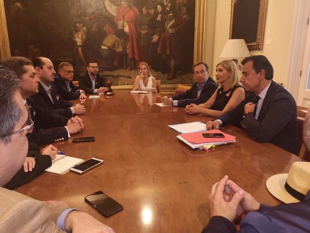 Senadores del PP (derecha) se reúnen con representantes de partidos de oposición de Venezuela