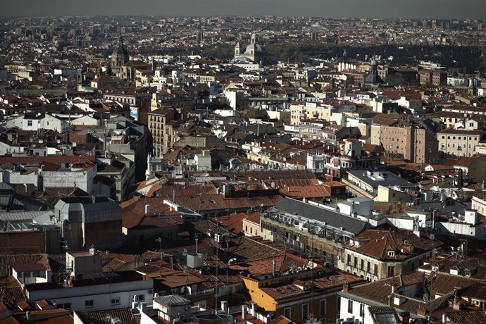 Imatge de la ciutat de Madrid  presa des de la cntrica zona de Callao, on són evidents els efectes de la contaminació.