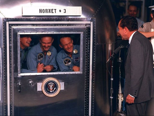 Nixon con los astronautas del Apolo 11 durante su cuarentena en el portaaviones Hornet tras el regreso a la Tierra
