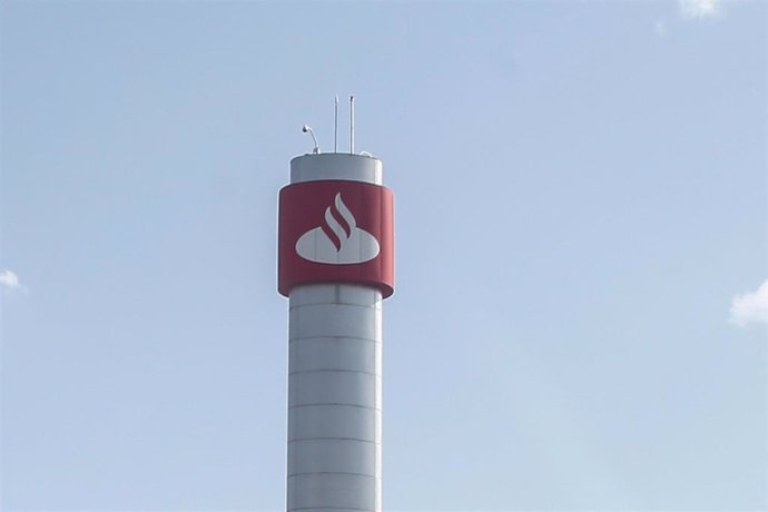Imagen del logo del Banco Santander en la Ciudad Grupo Santander (Comunidad de Madrid).