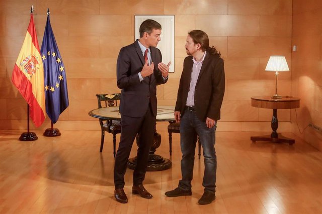 El presidente del Gobierno en funciones, Pedro Sánchez (1i), y el secretario general de Podemos, Pablo Iglesias (2i)