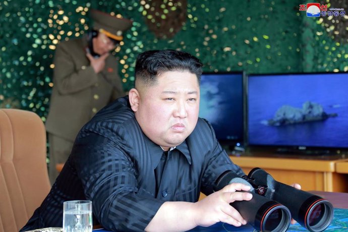 Kim Jong Un supervisando un ensayo militar