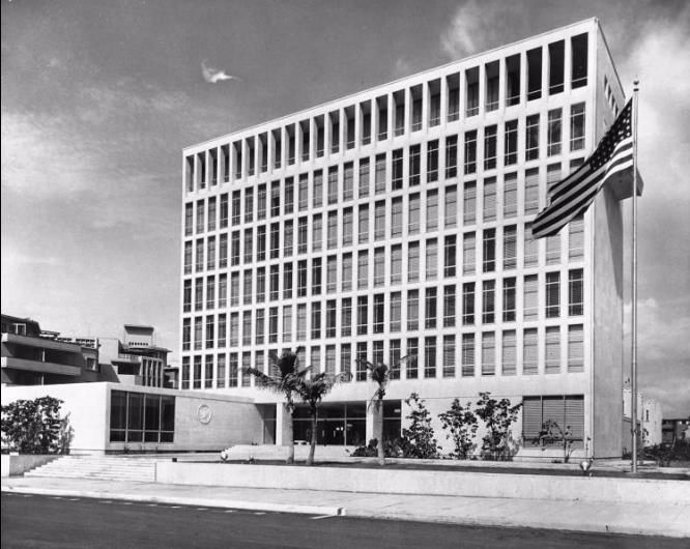 Este viernes 14, Cuba y Estados Unidos han presenciado un momento histórico: la izada de la bandera norteamericana en la recién inaugurada Embajada de La Habana, culminando así el proceso de normalización de las relaciones diplomáticas entre ambos paíse