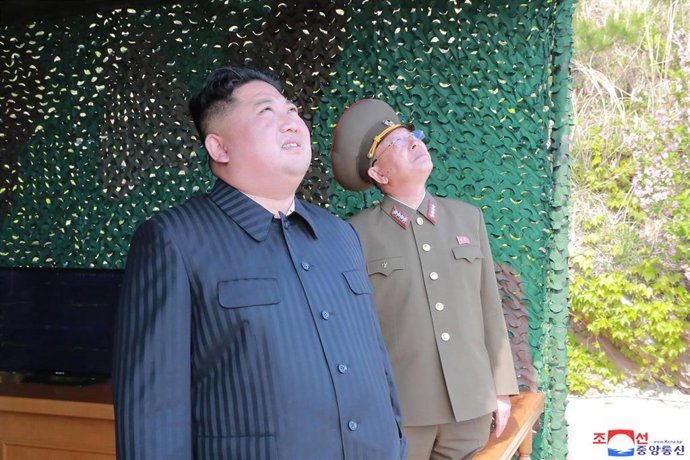 Kim Jong Un supervisando un lanzamiento de misiles.