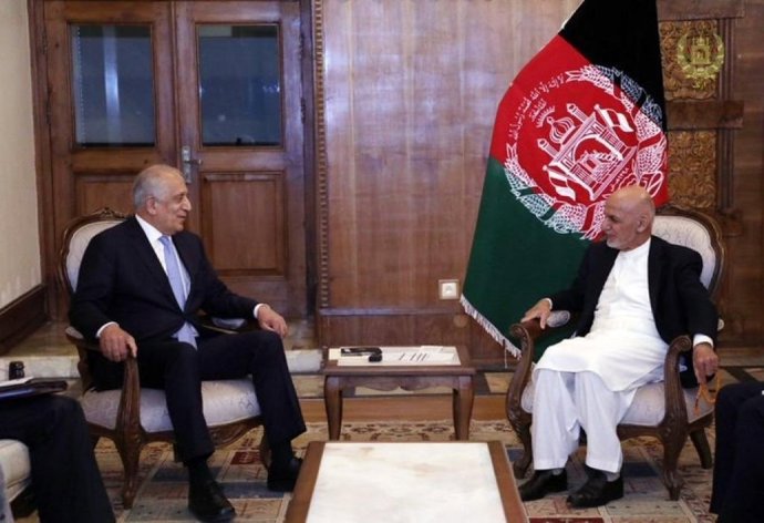 Zalmay Khalilzad, enviado especial de Estados Unidos para Afganistán, en su reunión con el presidente afgano, Ashraf Ghani