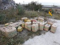 Intervenidos 1.400 kilogramos de hachís en tres alijos de la costa de la Axarquía