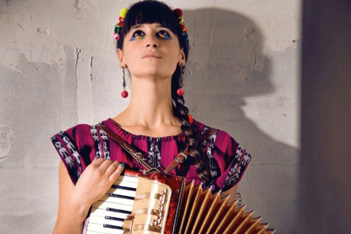 La artista Pascuala Ilabaca ofrece este viernes un concierto gratuito en los jar