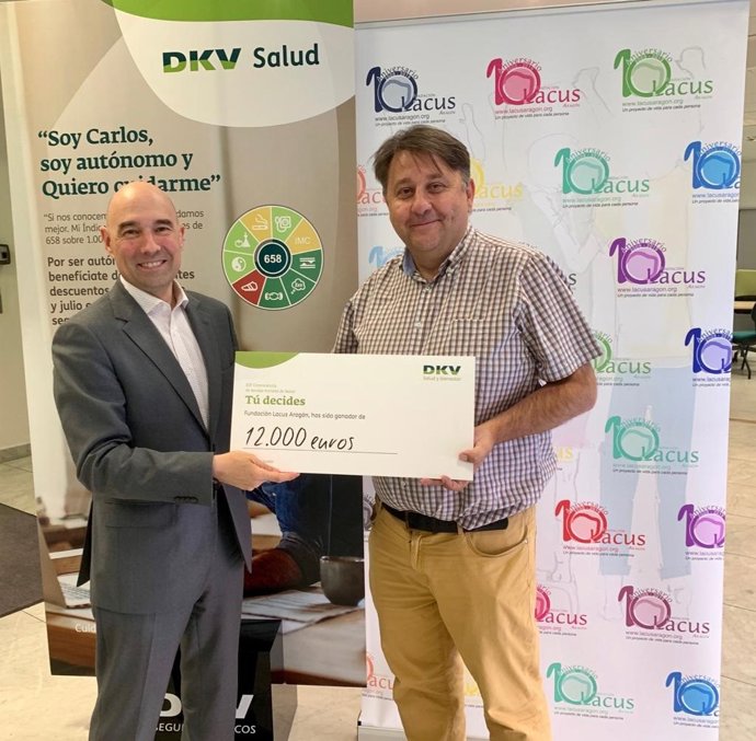 Donación del talón de DKV Seguros a la Fundación Lacus Aragón. El director de la sucursal de DKV, Juan Luis Pintiel, entrega el cheque al director de la Fundación Lacus Aragón, Fernando Gasca.