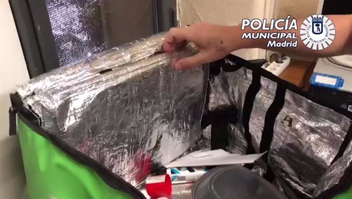 Bolsa de reparto de comida a domicilio intervenida por la Policía de Madrid con droga en su interior.