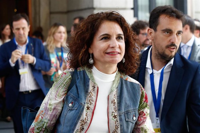 La ministra de Hacienda en funciones, María Jesús Montero, a la salida del Congreso, durante el parón en el primer debate de investidura del candidato socialista a la Presidencia del Gobierno.