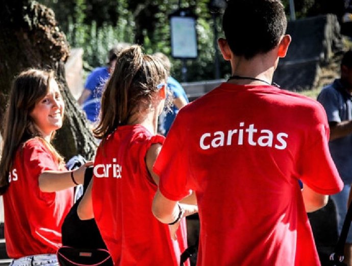 Jóvenes con una camiseta de Cáritas