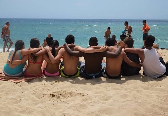 Jóvenes de Cáritas en una playa