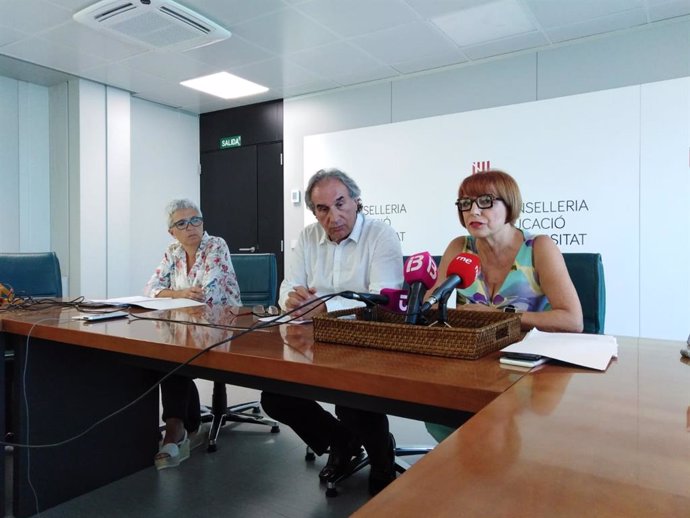 El conseller de Educación Universidad e Investigación Martí March (centro), en una rueda de prensa de presentación de los resultados del proceso de oposiciones docentes en Baleares en 2019
