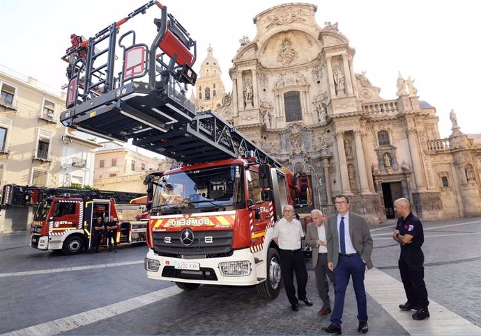 Alcalde de Murcia, José Ballesta, en la presentación nuevos vehículos de Bomberos