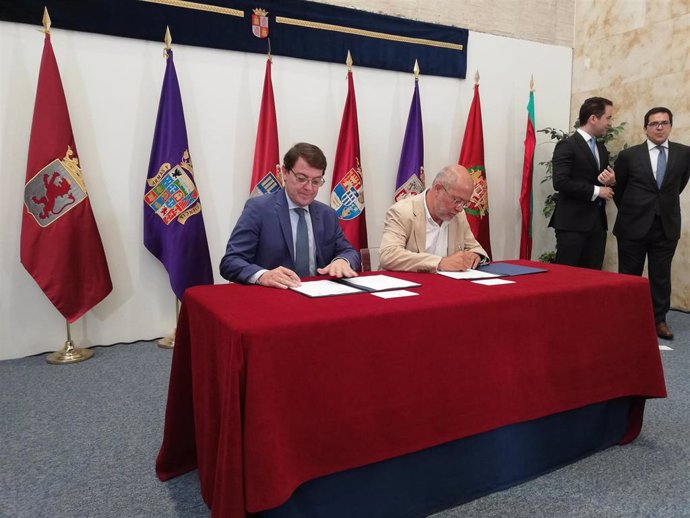 F. Mañueco (I) y Francisco Igea (D) firman el pacto de Gobierno de CyL.