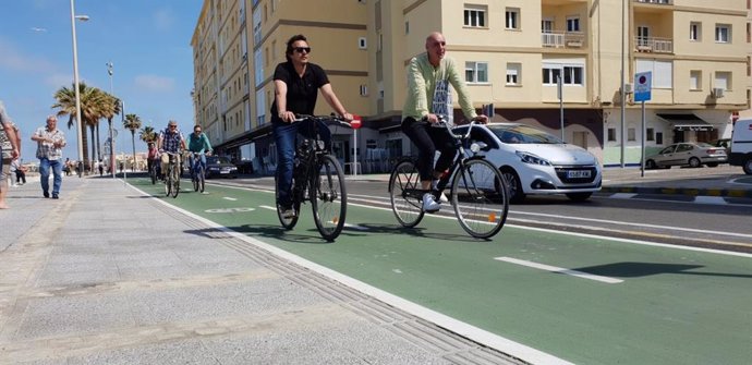 El alcalde de Cádiz por el carril bici