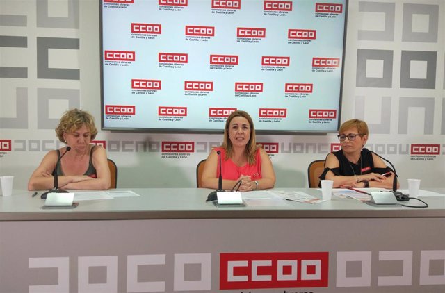 En el centro, la coordinadora de Sanidad y Sectores Sociosanitarios de CCOO en Valladolid, Ana Rosa Cerrón, con las delegadas Henar Vaquero (derecha) e Inés González (izquierda).
