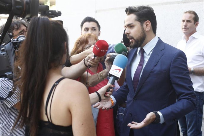 El secretario de Comunicación de Ciudadanos, Fernando de Páramo, ofrece declaraciones a los medios de comunicación en el Congreso de los Diputados antes de la segunda votación para la investidura del candidato socialista a la Presidencia del Gobierno