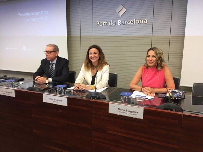 El director general del Port de Barcelona, José Alberto Carbonell; la seva presidenta, Merc Conesa, i la directora de comunicació, Núria Burguera