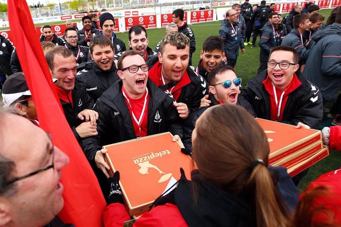 Jugadores de LaLiga Genuine comparten la comida de Telepizza