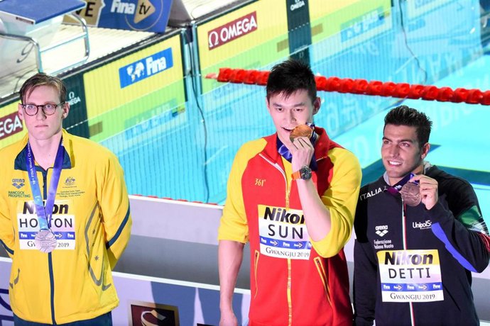 Mack Horton (izda) en el momento de no compartir el primer cajón del podio con  Sun Yang en los Mundiales de Natación de Gwangju