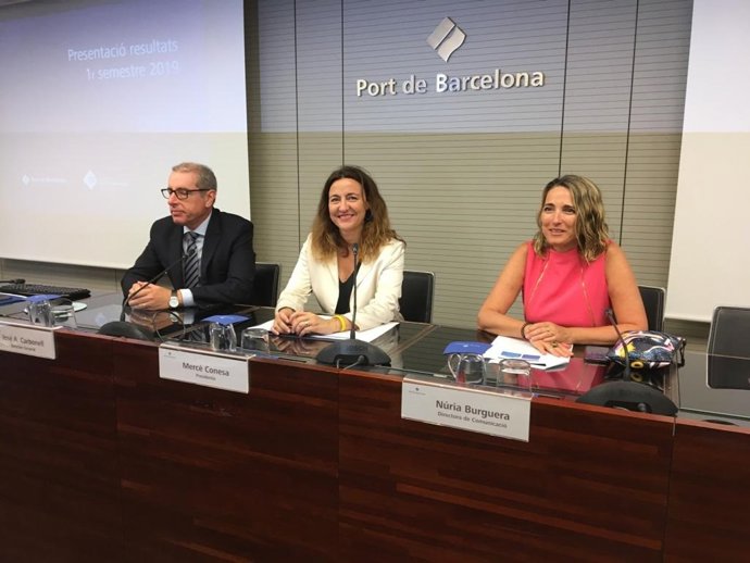 El director general del Puerto de Barcelona, José Alberto Carbonell; su presidenta, Merc Conesa, y la directora de comunicación, Núria Burguera