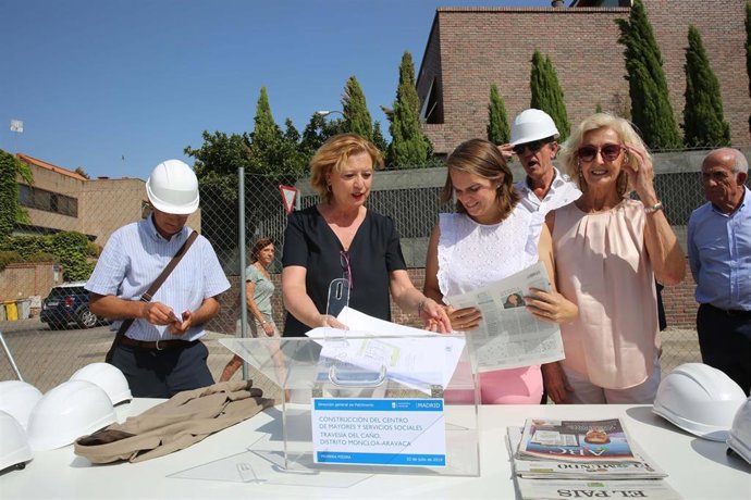 Las concejalas Paloma García Romero y Loreto Sordo en un futuro centro de servicios sociales en Aravaca.