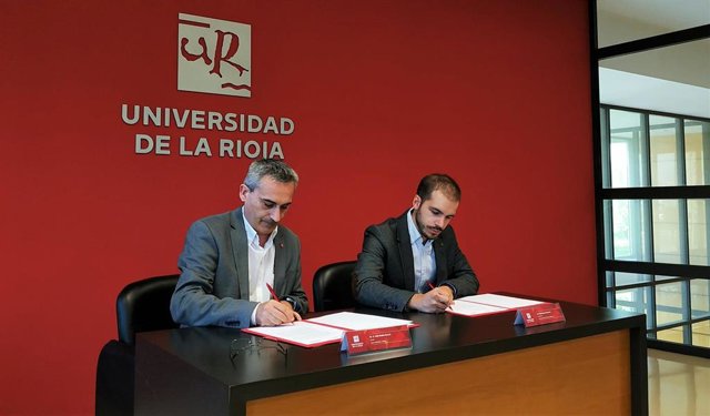 El rector de la UR, Julio Rubio García, firma el convenio junto a el presidente de la Asociación Desarrollo Rural dMillenial, Pablo Gómez Romero