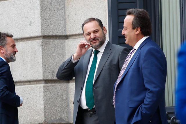 El secretario de Organización y ministro de Fomento en funciones, José Luis Ábalos, en el exterior del Congreso de los Diputados antes de la segunda sesión del debate de investidura del candidato socialista a la Presidencia del Gobierno.