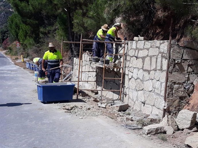 La Diputación invierte 150.000 euros en el arreglo de desperfectos de la carretera de acceso a Casares desde la A-7