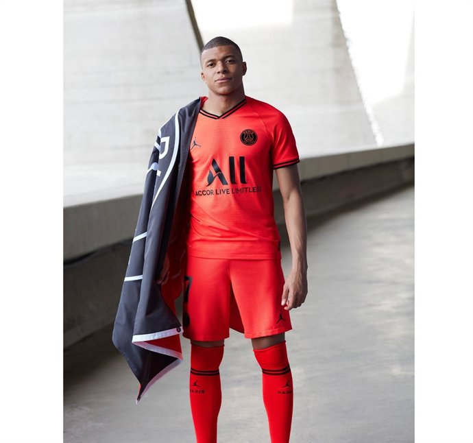 Fútbol.- Mbappé, imagen del lanzamiento de la segunda equipación del PSG para la