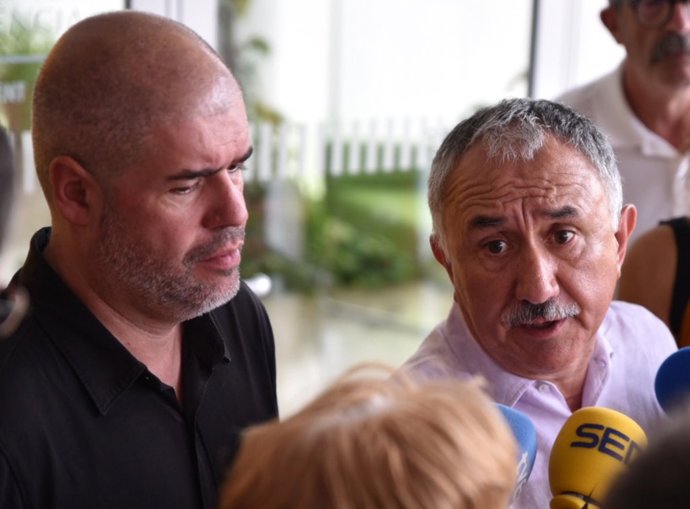 (Derecha) El secretario general de UGT, Pepe Álvarez, responde a los medios con la presencia del secretario general de CCOO, Unai Sordo, en el simposio sobre "El futuro del empleo, el futuro de las relaciones laborales" en el marco del XIII Congreso Esp