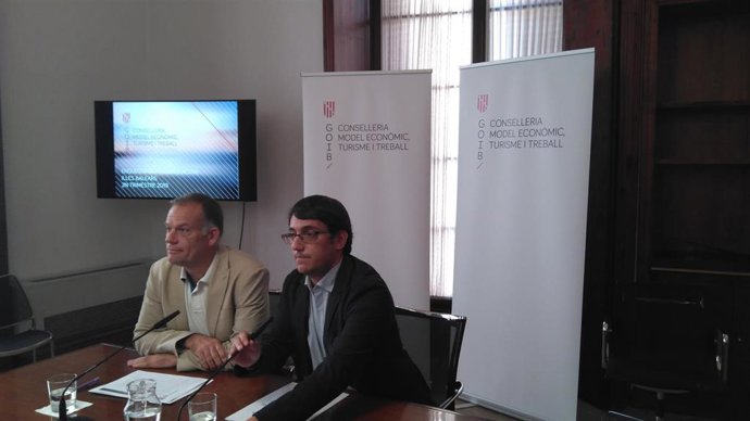 El conseller de Modelo Económico, Turismo y Trabajo, Iago Negueruela, junto al director general del área, Lloren Pou.