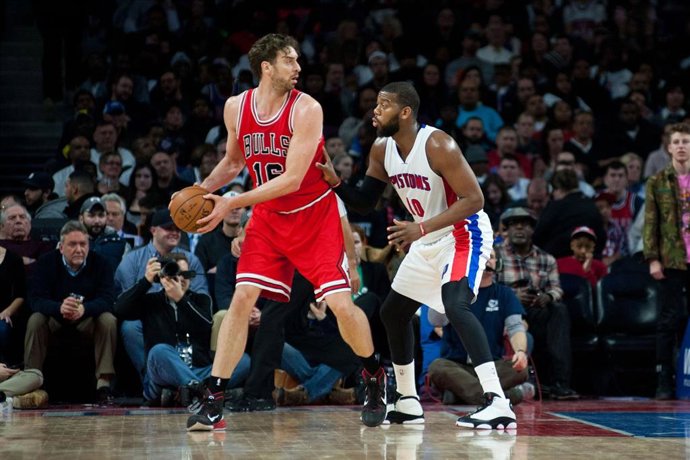 Greg Monroe defiende a Pau Gasol en un Pistons-Bulls