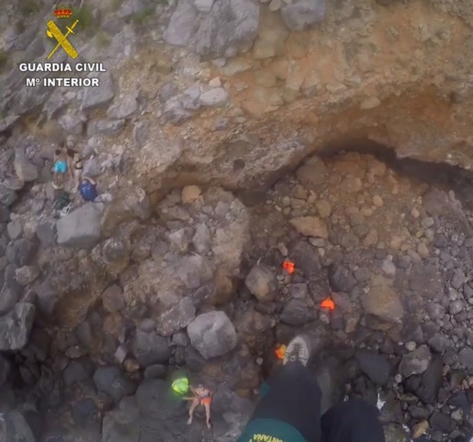 Imagen del rescate de las seis personas que han sufrido un naufragio en Alcúdia