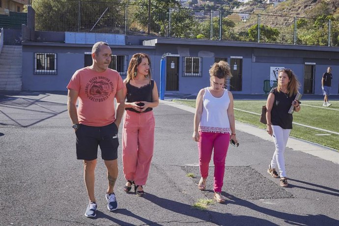 La alcaldesa de Santa Cruz de Tenerife, Patricia Hernández, visita el campo de fútbol de Valleseco