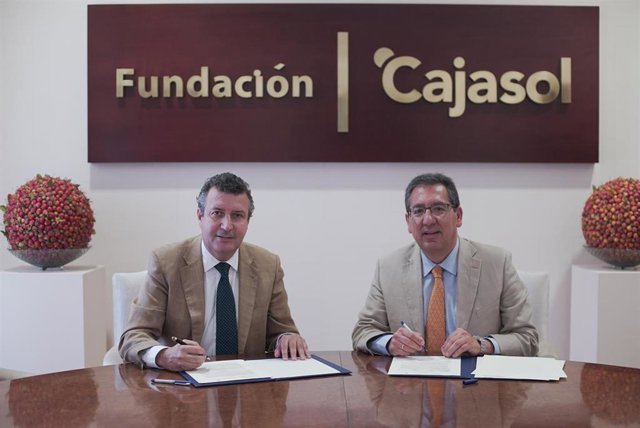 El alcalde de La Rinconada, Javier Fernández, y el presidente de la Fundación Cajasol, Antonio Pulido