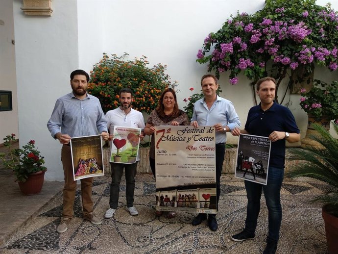 Navajas (centro), en la presentación del Festival de Música y Teatro de Dos Torres