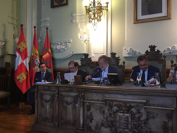 Manuel Saravia, junto a Óscar Puente, interviene en el Pleno del Ayuntamiento.