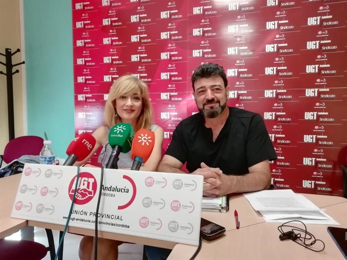 Carmen Castilla y Vicente Palomares en la sede de UGT en Córdoba.