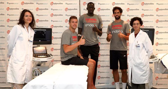 Xavi Rabaseda, Ilimane Diop y Javier Beirán tras pasar el reconocimiento médico de la selección española